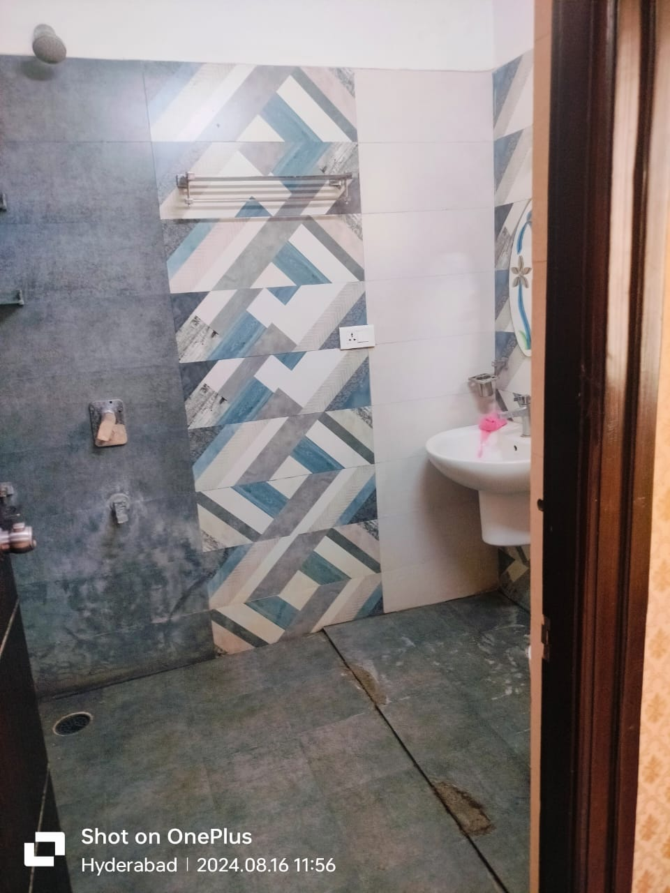 RJH16 3bhk semi furnished flat for rent in Hitech City, Hyderabad | Jains Ravi Gayathri Heights